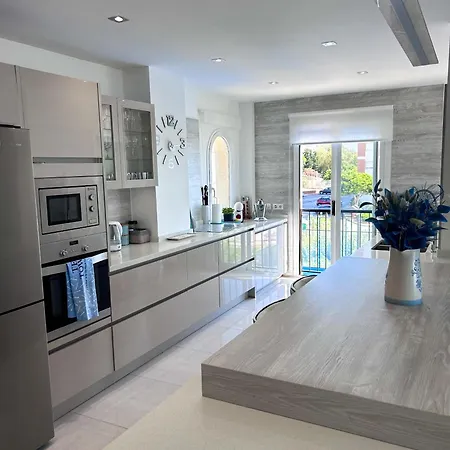 Apartment Luxurious 3 Bedroom Beachfront *