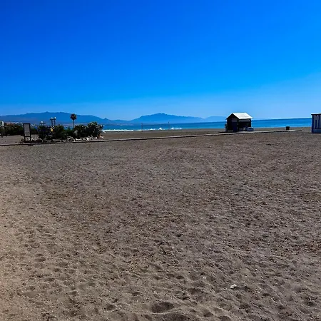 Luxurious 3 Bedroom Beachfront Apartment *