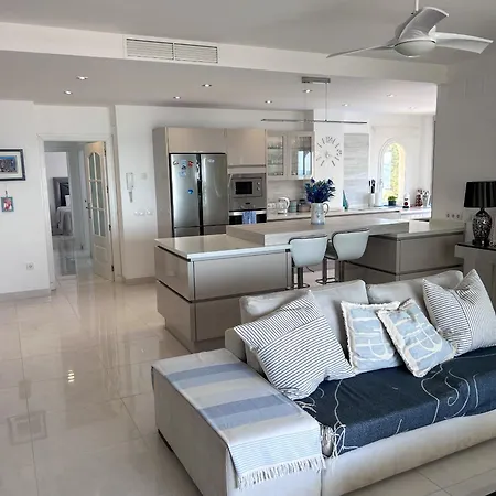 Apartment Luxurious 3 Bedroom Beachfront *
